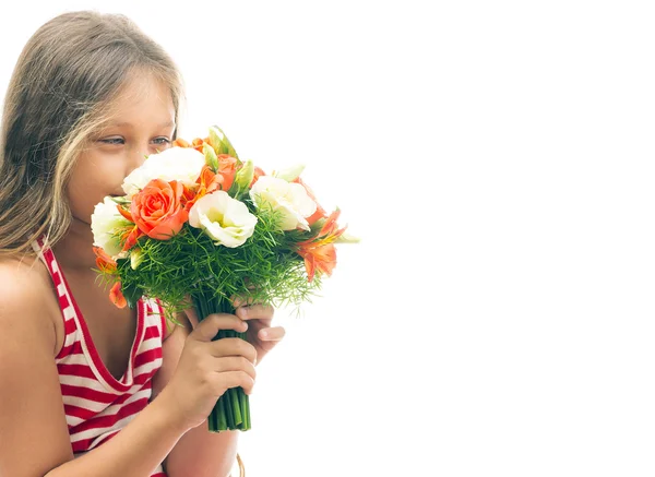 かわいい女の子に花束を臭いがします。 — ストック写真