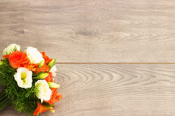 Boeket bloemen op een houten ondergrond — Stockfoto