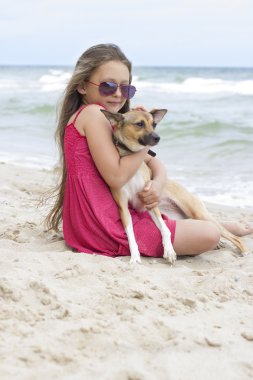 Çocuk bir köpek yavrusu sarılma 