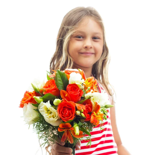 Niña sosteniendo un ramo de rosas en su mano extendida — Foto de Stock