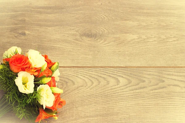 Mooi boeket rozen op een houten tafel — Stockfoto