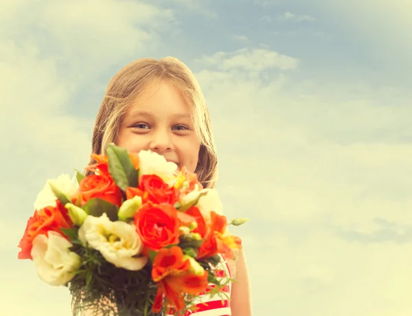 花の花束を持つ美しい少女の肖像画 — ストック写真