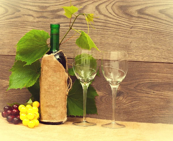 Garrafa de vinho e dois copos — Fotografia de Stock