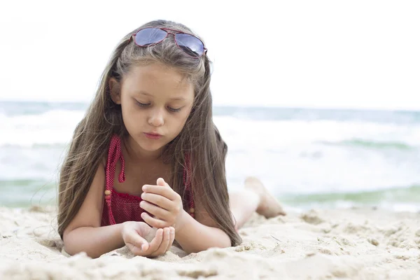 Petite fille sur la plage — Photo