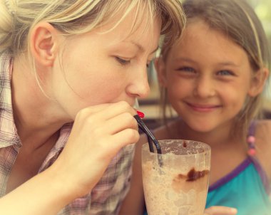 Anne ve kızı Cafe'de çikolatalı kokteyl içme 