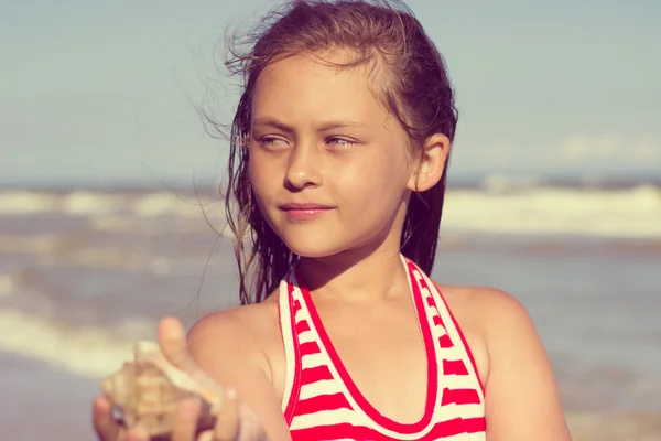 Kid and the sea — Stock Photo, Image