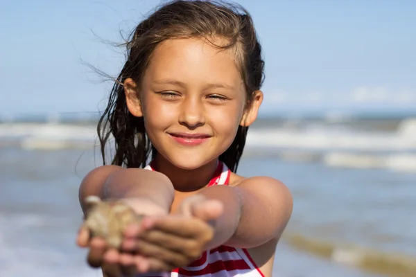 微笑的小女孩和大海 — 图库照片