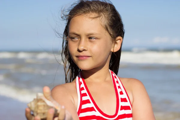 Beautiful little girl and the sea — Stock Photo, Image