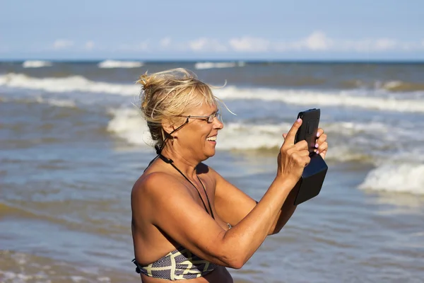 Idős nő, elektronikus tabletta — Stock Fotó