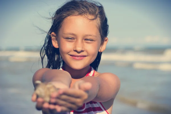 Little girl with shell — Stock Photo, Image