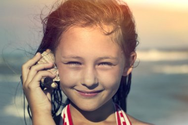 bir deniz kabuğu için çocuk dinler