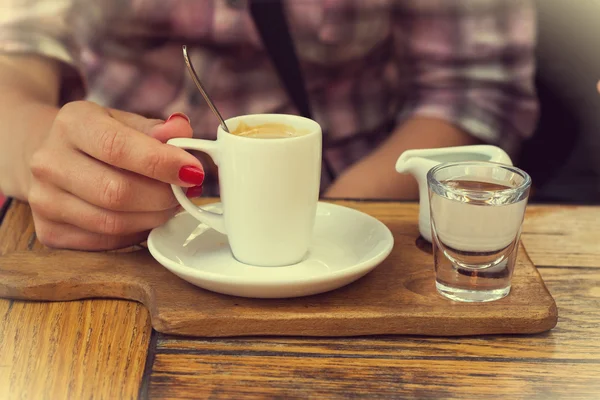 Mains féminines et tasse à café — Photo