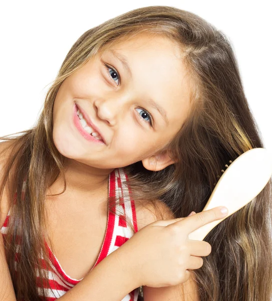 Muito sorrindo menina escovando seu cabelo isolado no branco b — Fotografia de Stock