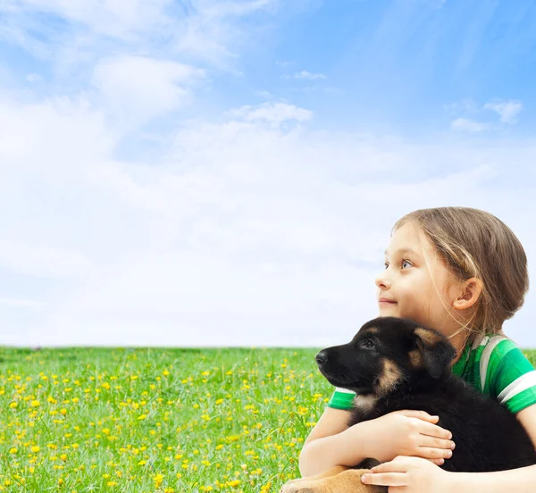 Köpeğini arka plan mavi gökyüzünün ve yeşil çimen çocuk — Stok fotoğraf