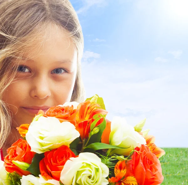 Retrato de uma menina com flores — Fotografia de Stock