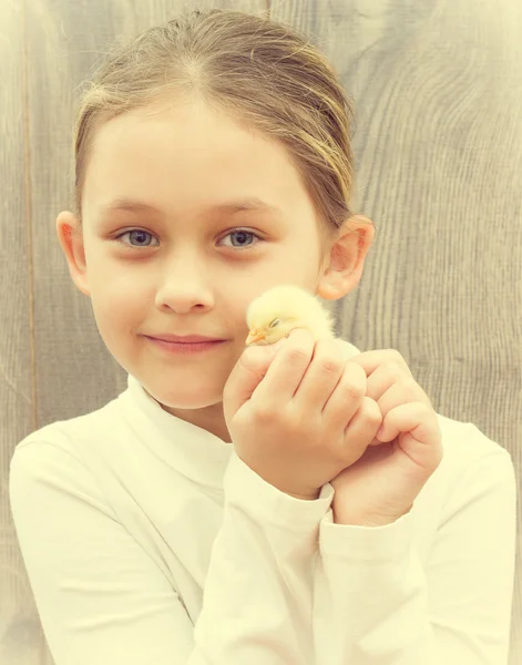 Schattig klein meisje en geel kip — Stockfoto