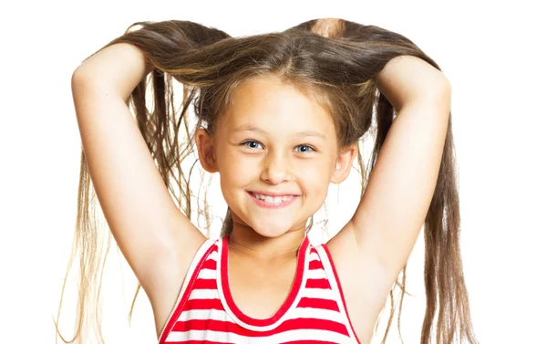 Смешная веселая маленькая девочка бросает волосы вверх — стоковое фото