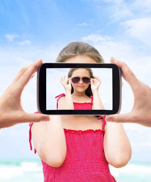 Retrato de una niña muy encantadora en la playa — Foto de Stock