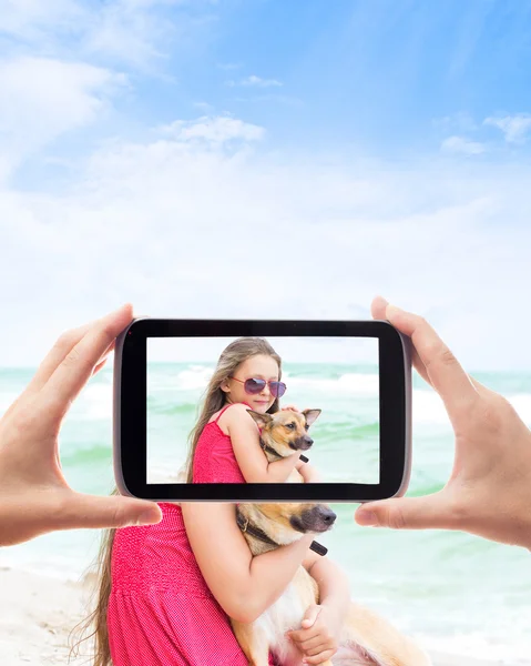 Mooie meisje is gefotografeerd met een hond aan de kust — Stockfoto