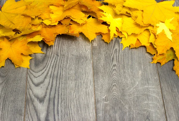 Höst gula blad på en trä bakgrund — Stockfoto