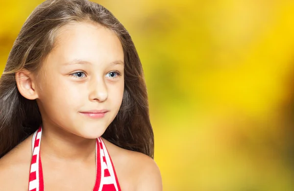 Herbstporträt eines positiven jungen Mädchens — Stockfoto