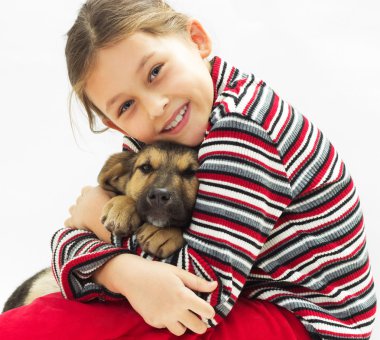 Beyaz bir arka plan üzerinde çocuk sarılma köpek yavrusu