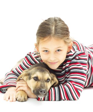 çocuk ve köpek yavrusu beyaz bir arka plan üzerinde