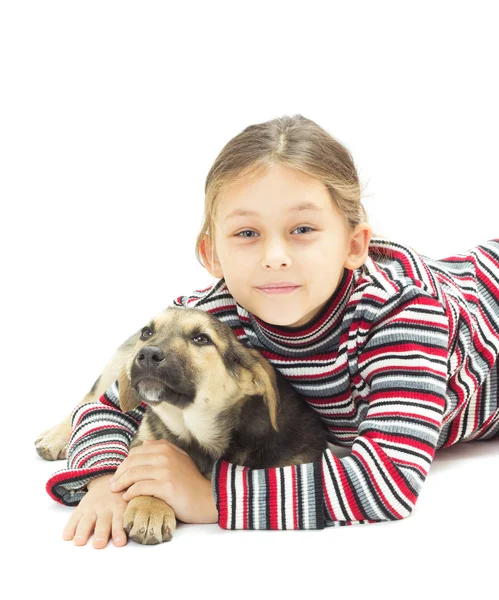 Kleines Mädchen umarmt ihren vierfüßigen Freund auf weißem Hintergrund — Stockfoto