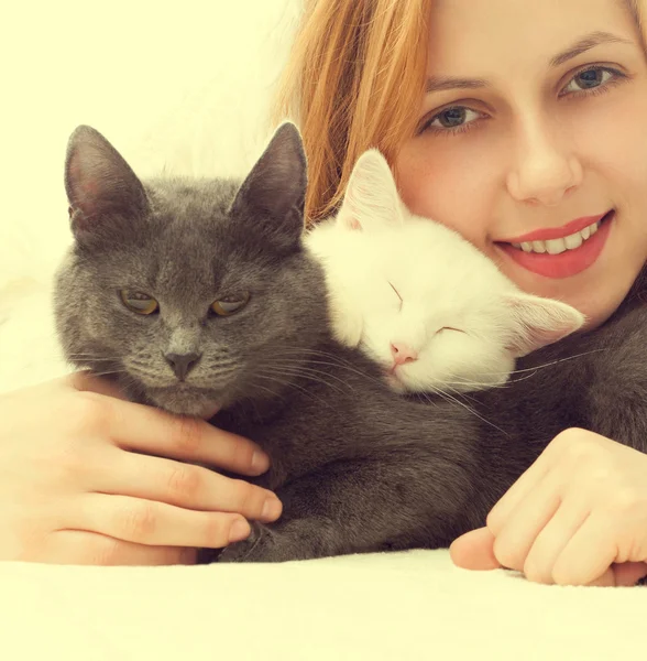 Beautiful girl and two cats — Stock Photo, Image