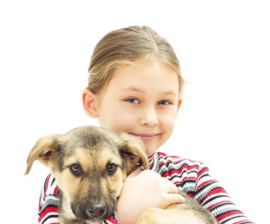 Gülümseyen çocuk mutlu bir köpek yavrusu bir beyaz arka plan Isola tutuyor
