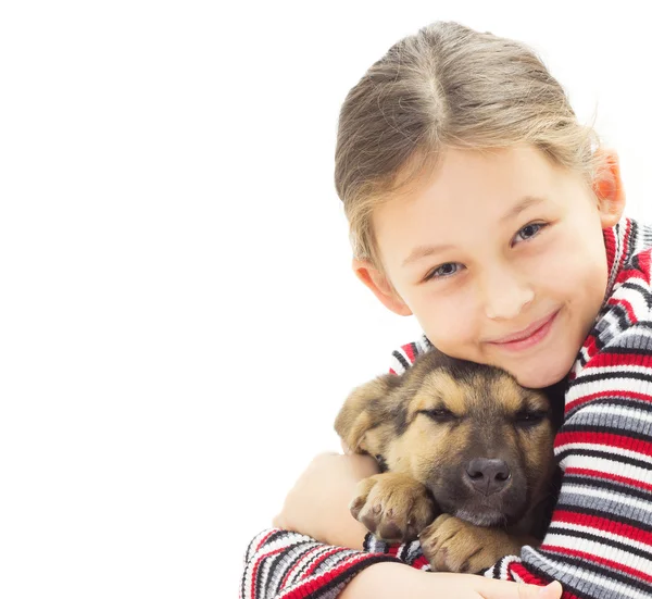 izole beyaz zemin üzerinde bir köpek yavrusu olan bir çocuk portresi