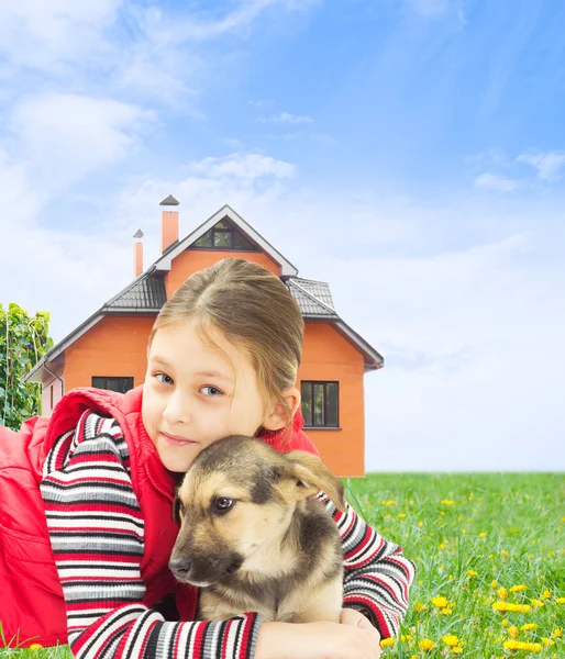 Kind mit Hund liegt auf dem grünen Rasen vor Haus — Stockfoto