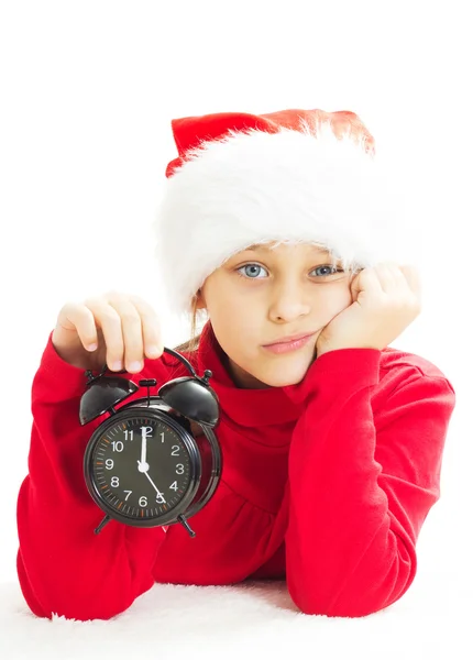 Enfant dans un chapeau de Père Noël en attente de la nouvelle année sur un bac blanc — Photo