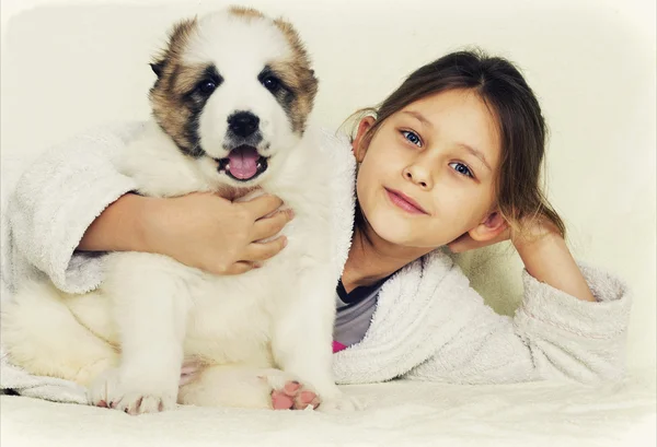 Dítě s štěně — Stock fotografie