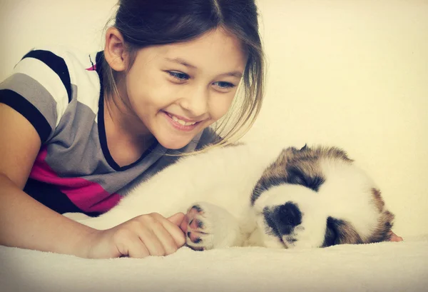 Criança com um cachorro — Fotografia de Stock