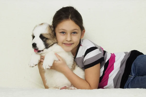 Enfant avec un chiot — Photo