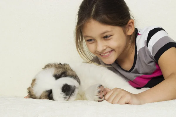 Çocuk bir köpek yavrusu — Stok fotoğraf