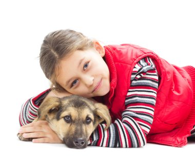 çocuk ve köpek yavrusu izole bir beyaz arka plan üzerinde yalan