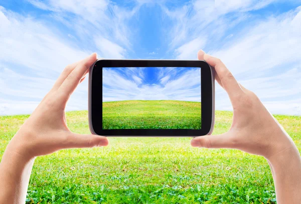 Human hand pictures of the beautiful landscape of the smartphone — Stock Photo, Image