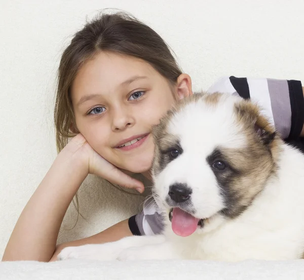 Enfant câlin chiot — Photo