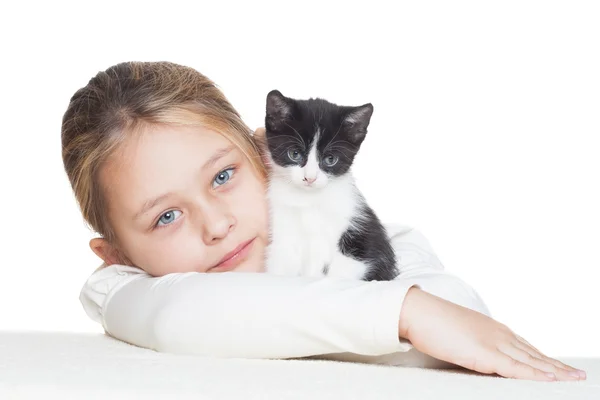 Kid knuffelen een schattige kleine kitten — Stockfoto