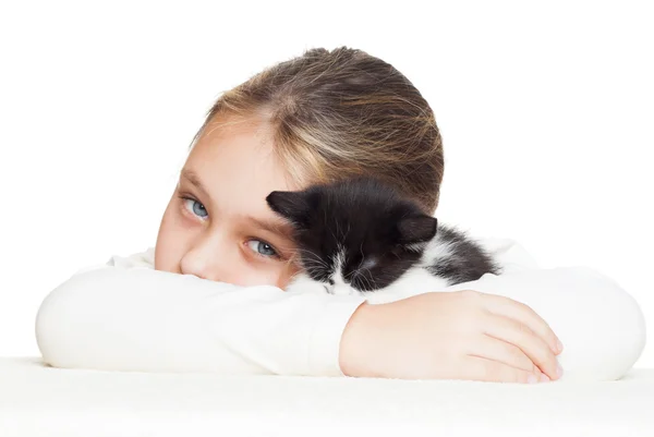 Kid omfamnar ömt kattunge — Stockfoto