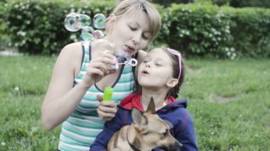 Anne ve kızı blowing bubbles