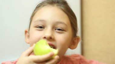 Elma yiyen kız.