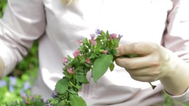 Kız çiçek çelenk örgüleri