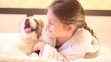 Bir köpekle oynayan çocuk