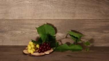 Bir kadeh kırmızı şarap.