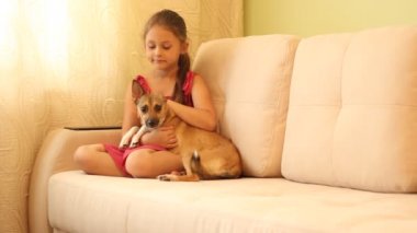 Yavru köpeği olan küçük kız.