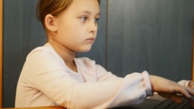 Tipik bir bilgisayar klavye üzerinde kız