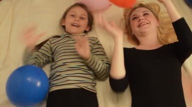 Küçük kız ve balon ile güzel kadın